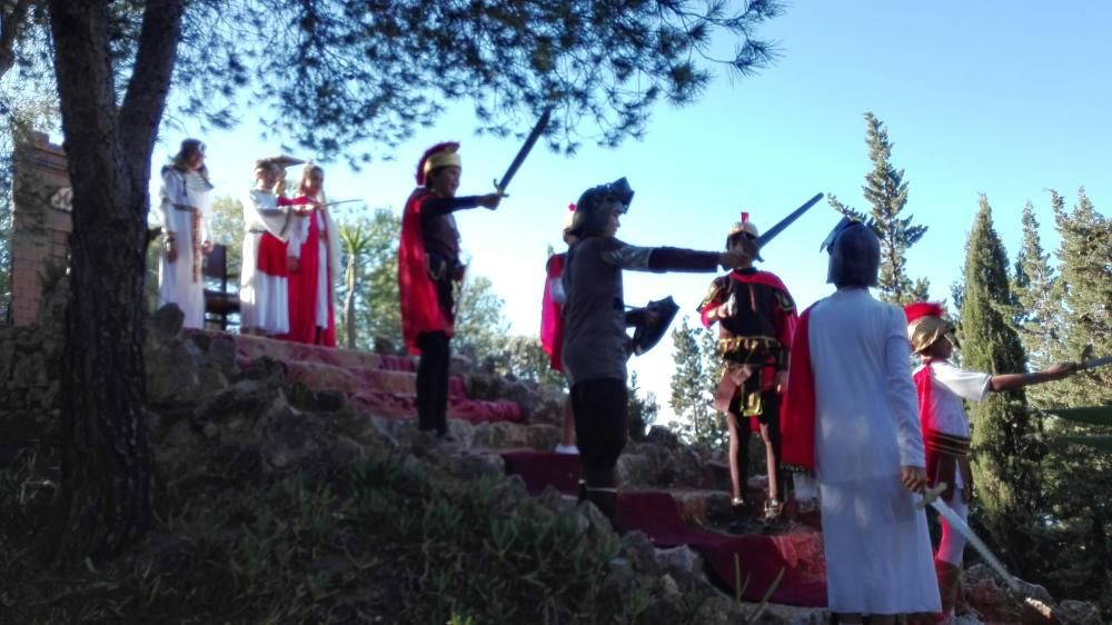 Más de 700 alumnos de Infantil y Primaria del colegio Sagrado Corazón escenificaron en las instalaciones del colegio treinta escenas diferentes.