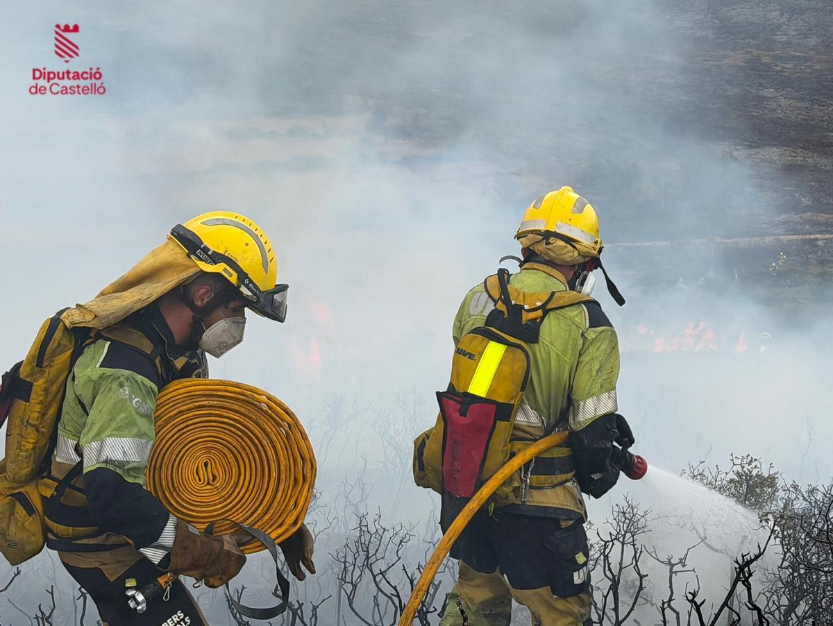 Dos bomberos de la Diputación luchan contra el fuego este lunes en Catí.