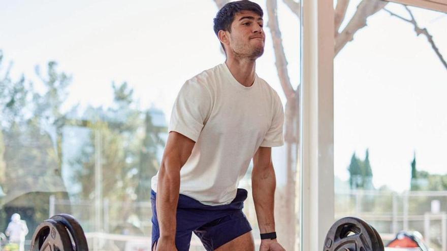 Carlos Alcaraz entrena en el gimnasio.