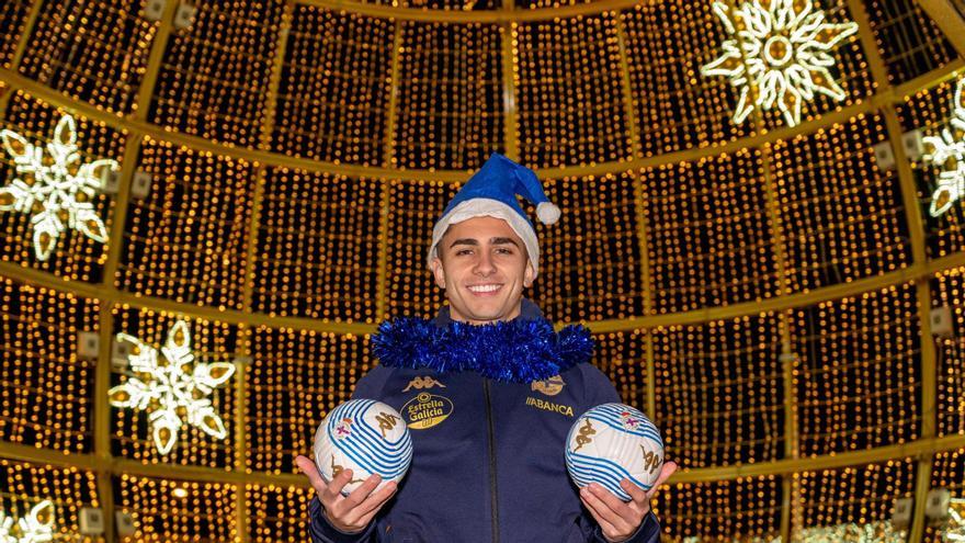 Yeremay Hernández posa en la bola de Navidad de La Marina.