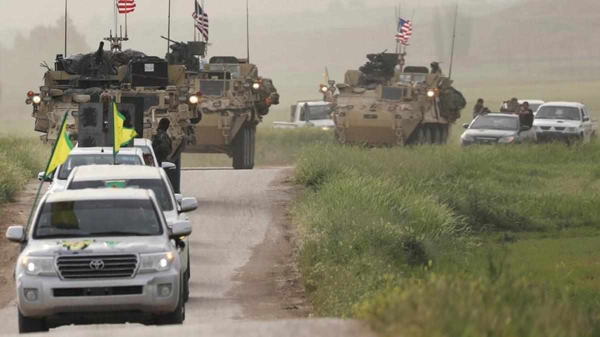 Convoy de fuerzas kurdas y de EEUU en Darbasiya, junto a la frontera entre Siria y Turquía