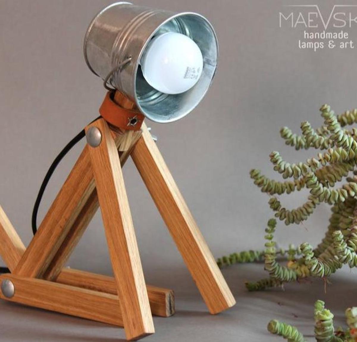 Lámpara de madera y metal
