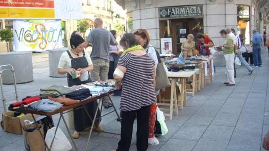 Varios puestos del mercadillo &quot;Vigotroca&quot;, ayer, en el barrio vigués de O Calvario