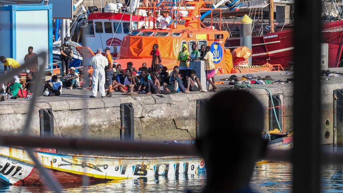 MIgrantes llegados en cayuco al puerto de Los Cristianos, en Tenerife