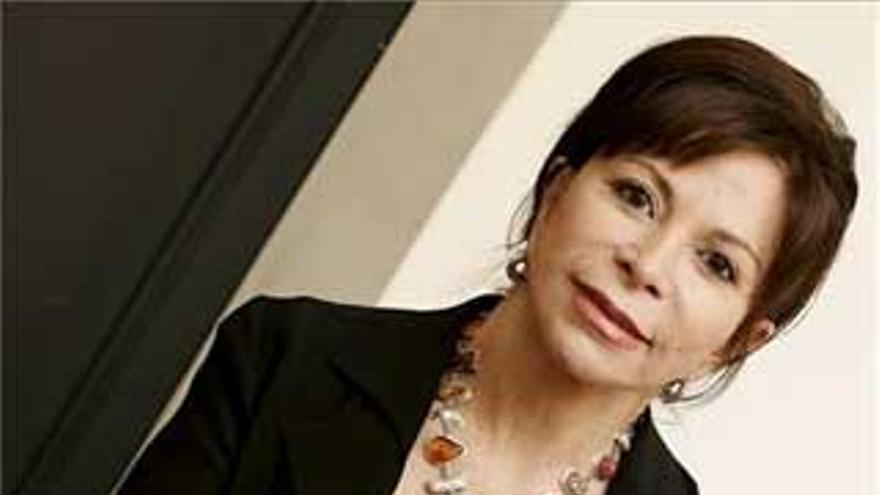 La escritora Isabel Allende afirma que las religiones `son pura fantasía´