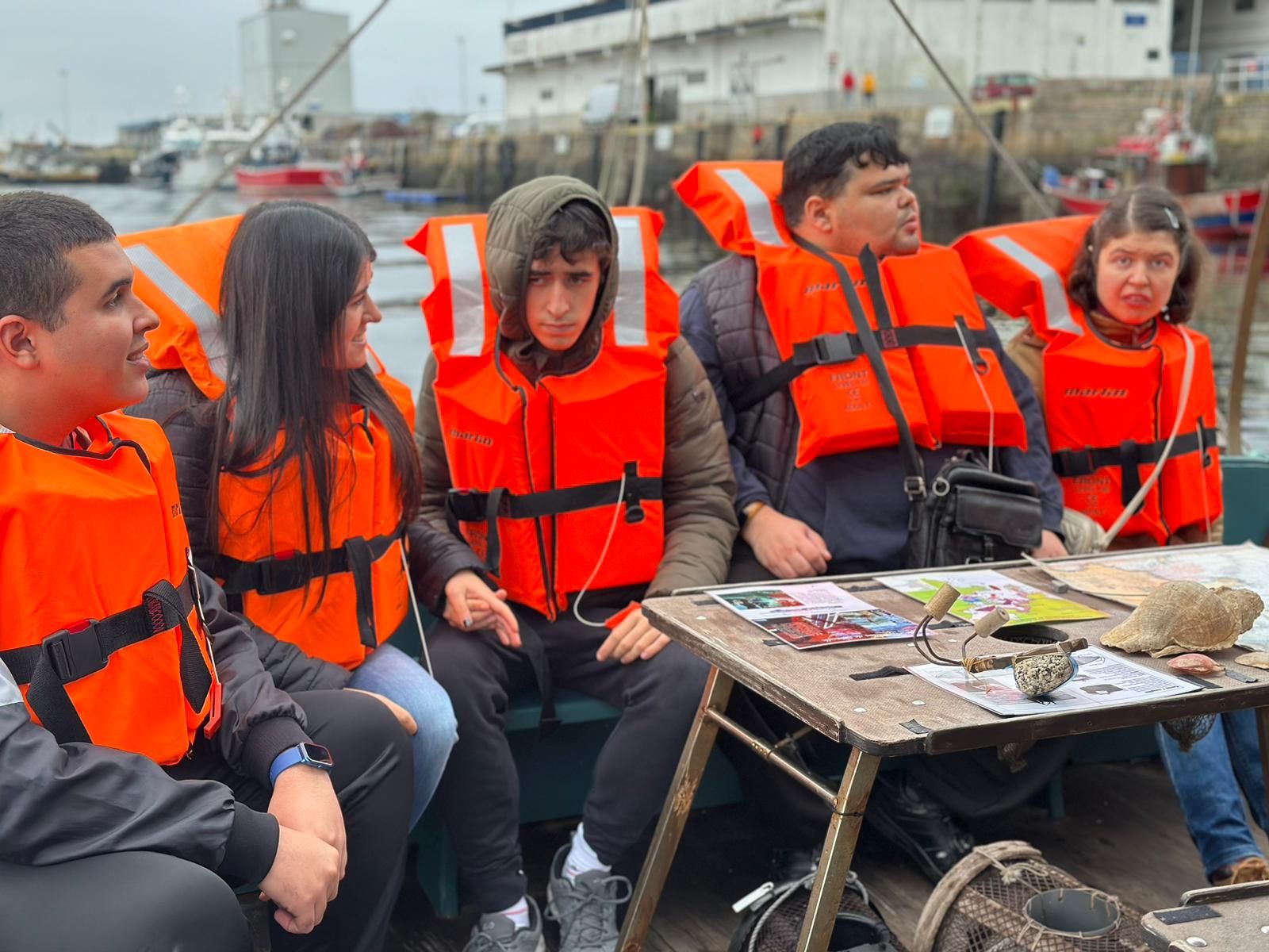 Asistentes a las actividades a bordo del "Chasula".