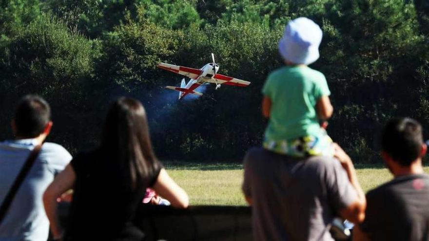 Vuelo del Extra 300, de más de tres metros, con un motor de 175 cc, pilotado por Joao Vaiva. // A. Hernández