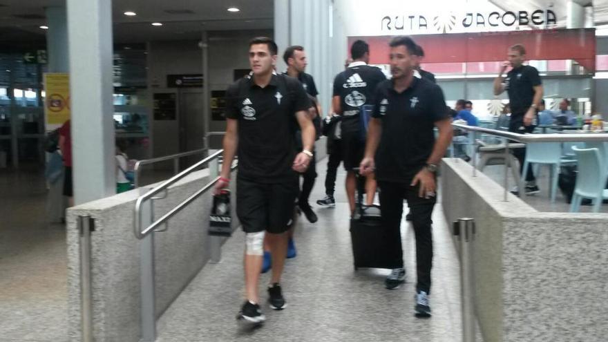 Maxi Gómez, esta tarde en Peinador antes de coger el vuelo // FdV