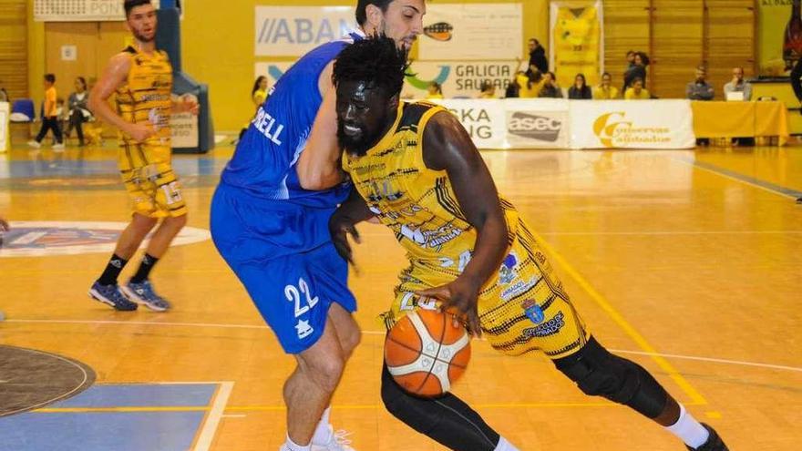 Karamo Jawara fue determinante ante los catalanes con 21 puntos y 12 rebotes. // I. Abella