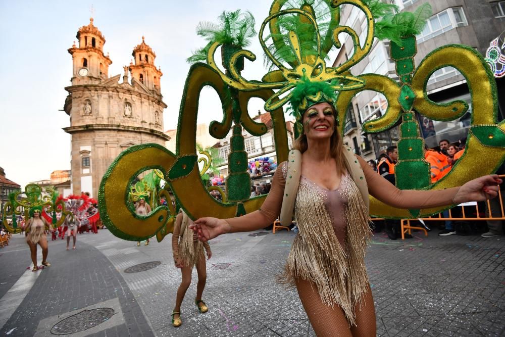 El desfile de Carnaval inunda de gente, color y humor el centro de Pontevedra