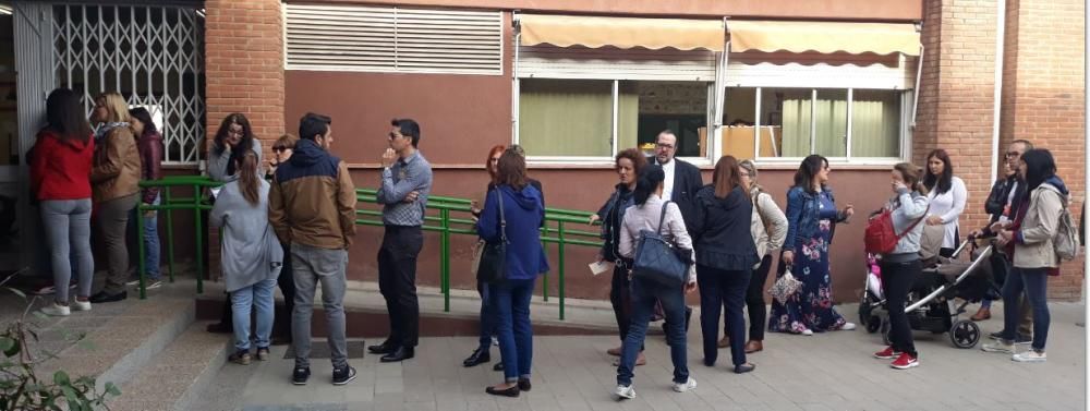 Padres y madres votan en el CEIP Ramón Laporta