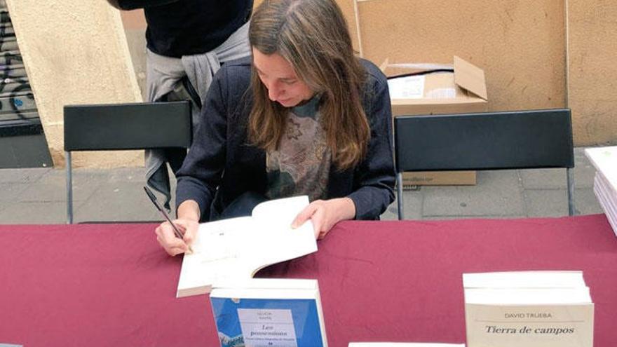 La mallorquina Llucia Ramis ha firmado libros en Barcelona.