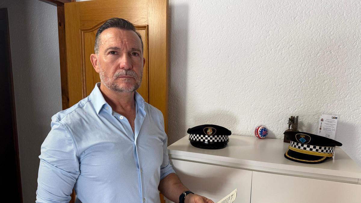 El cap de la Policia Local de la Jonquera, Alonso Caballero, amb l'informe de l'INSS