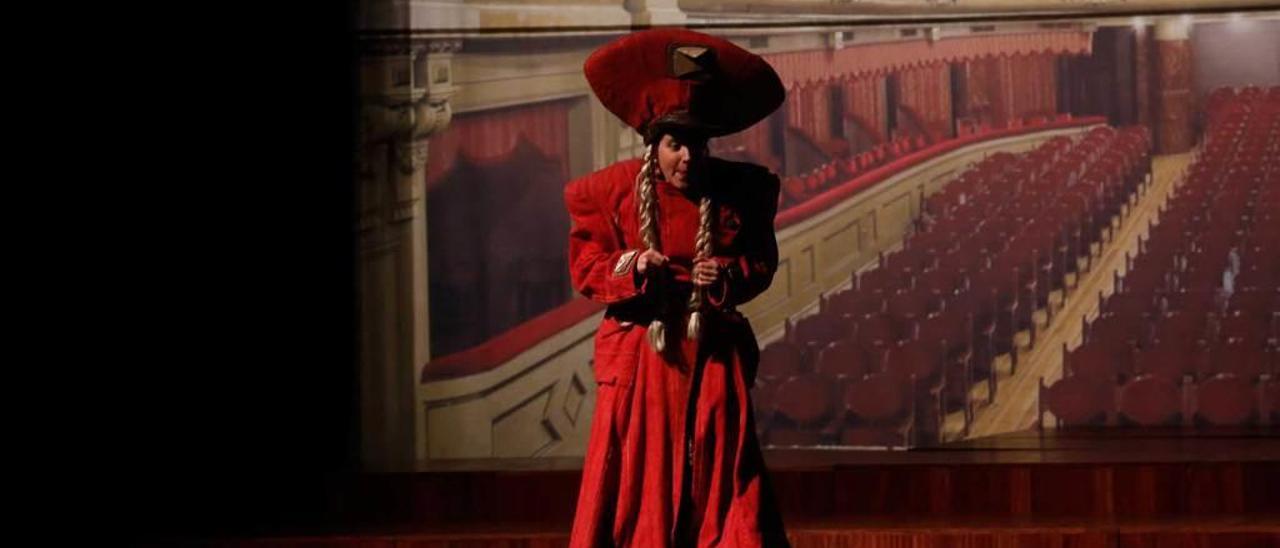 Una de las actrices de las visitas teatralizadas al Palacio Valdés, durante la representación de ayer por la tarde en el teatro avilesino.