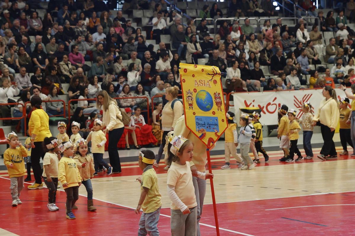 «Mandilones de colores» clama en Gijón por la diversidad y paz: en imágenes