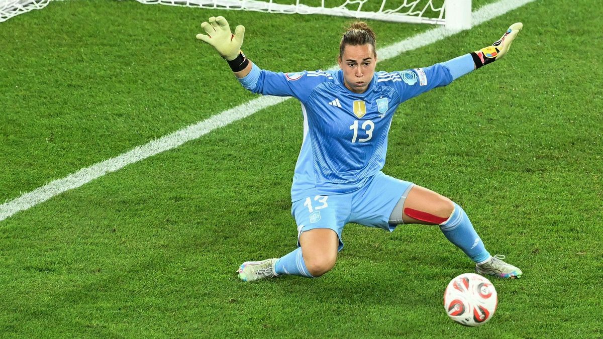 Cata Coll, la portera española, firma una gran parada ante Alemania en la semifinal de la Eurocopa.