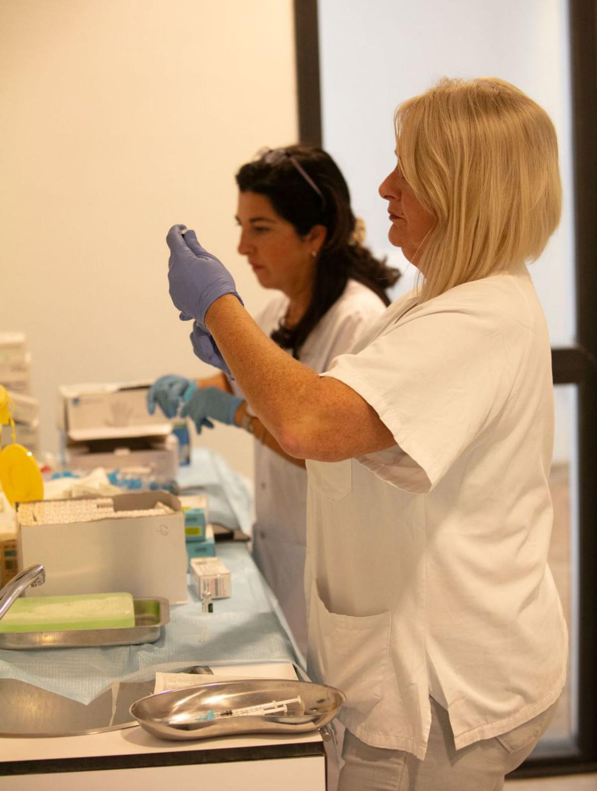 Enfermeras preparan las vacunas. | VICENT MARÍ
