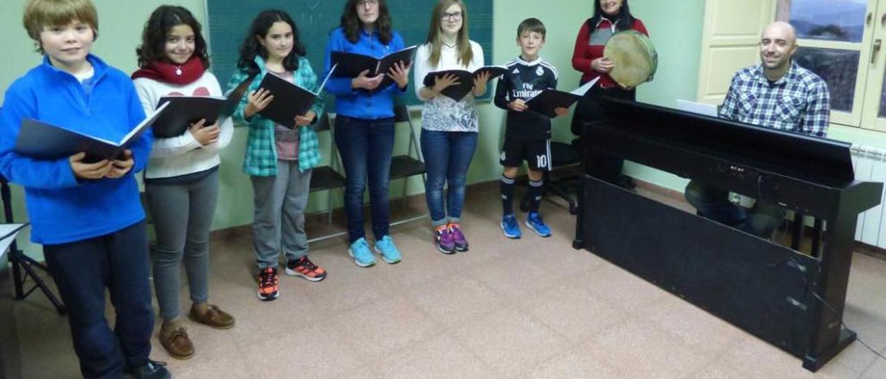 Álex Lelland, Clara Maldonado, Noemí Menéndez, Lucía Rodríguez, Inés Petricorena y César Antón, componentes del coro infantil, con los profesores Rosa Fernández y Miguel Pérez.