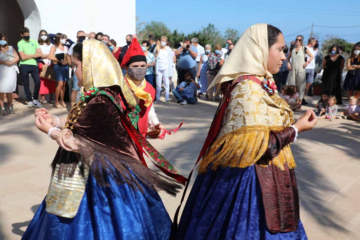 Misa, procesión y 'ball pagès' en el Pilar de la Mola