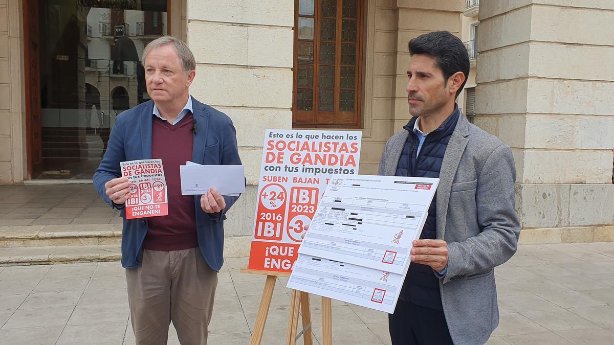 Juan Carlos Moragues y Daniel Martí, esta mañana ante el Ayuntamiento de Gandia.