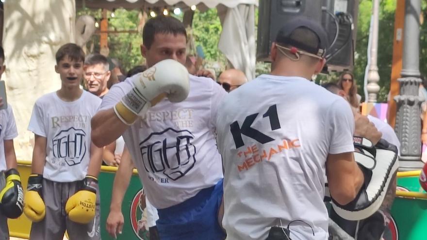 El club de kick boxing «the Mechanic» protagoniza una exhibición en la Fira de Xàtiva