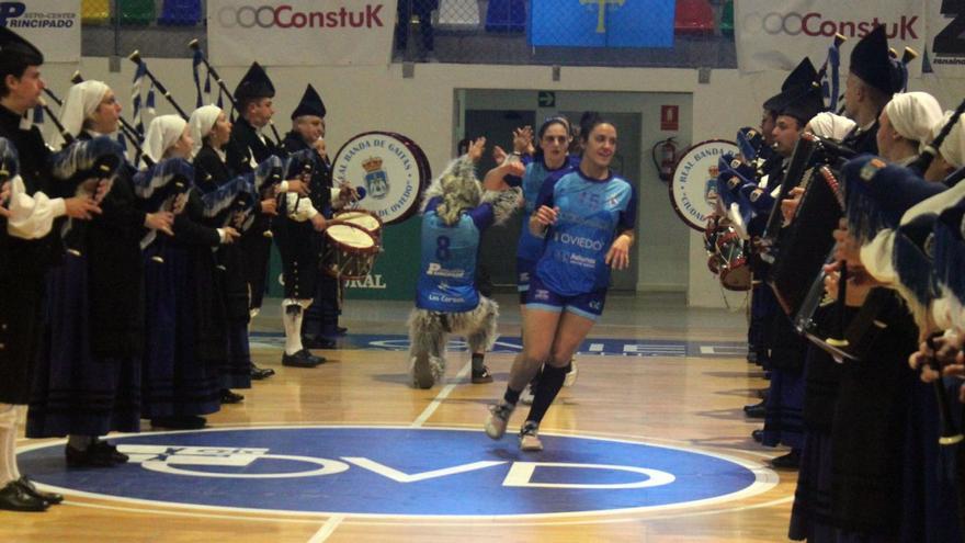 La Banda de Gaitas «Ciudad de Oviedo» hace el pasillo a las jugadoras del Lobas Oviedo a su salida a la pista. |