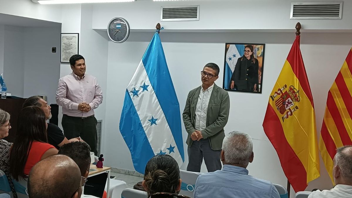 Hispano Durón, director de la pel·lícula "Morazán", durant l'acte