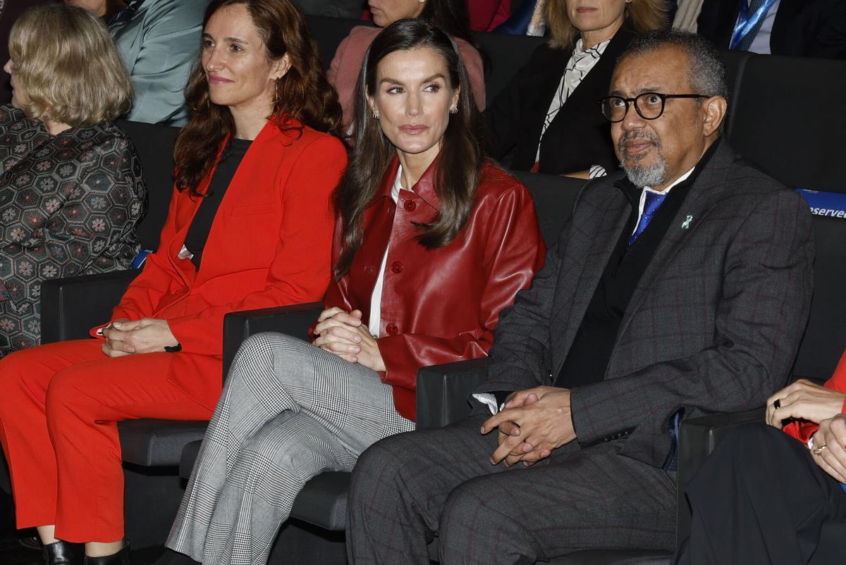 Letizia, entre la ministra de Sanidad, Mónica García, y el  director general de la OMS, Tedros Adhanom Ghebreyesus, este jueves en Madrid.