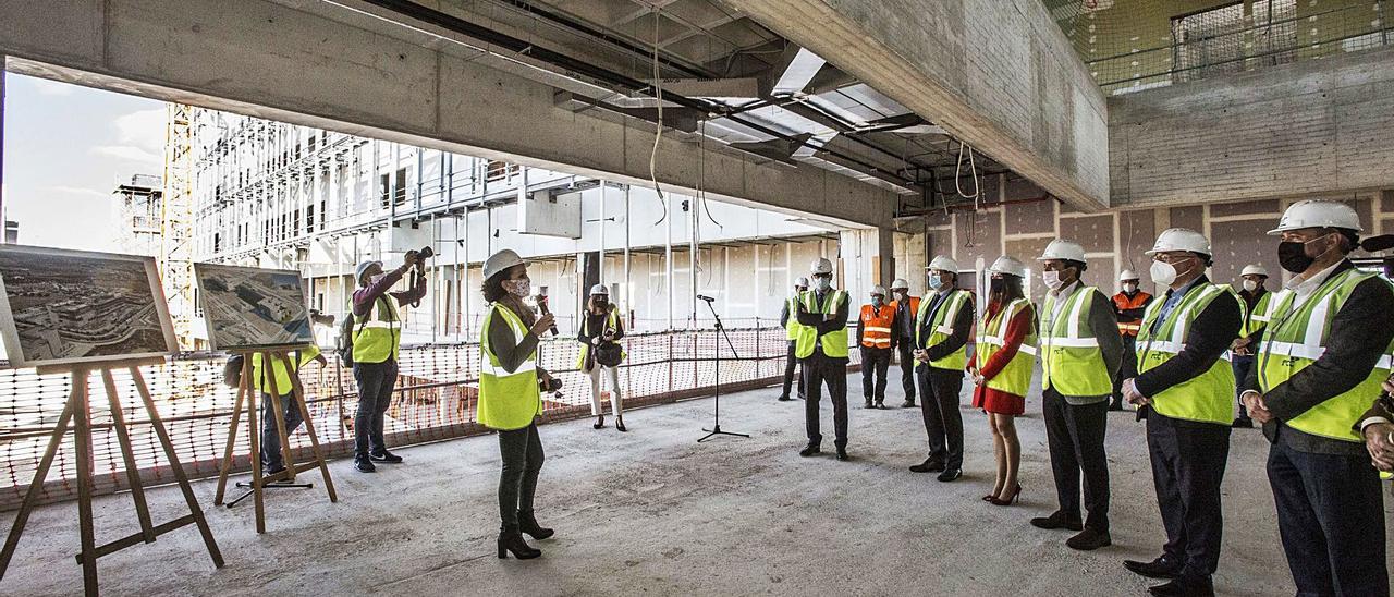 Las autoridades escuchan la explicación de lo que será el Centro de Creación de Empresas, cuyas obras acabarán en primavera.