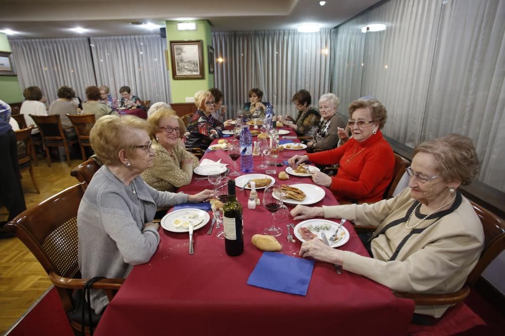 Merienda de Comadres en el casino de Avilés