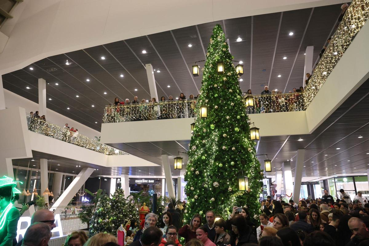 Encendido de las luces navideñas en Vialia.