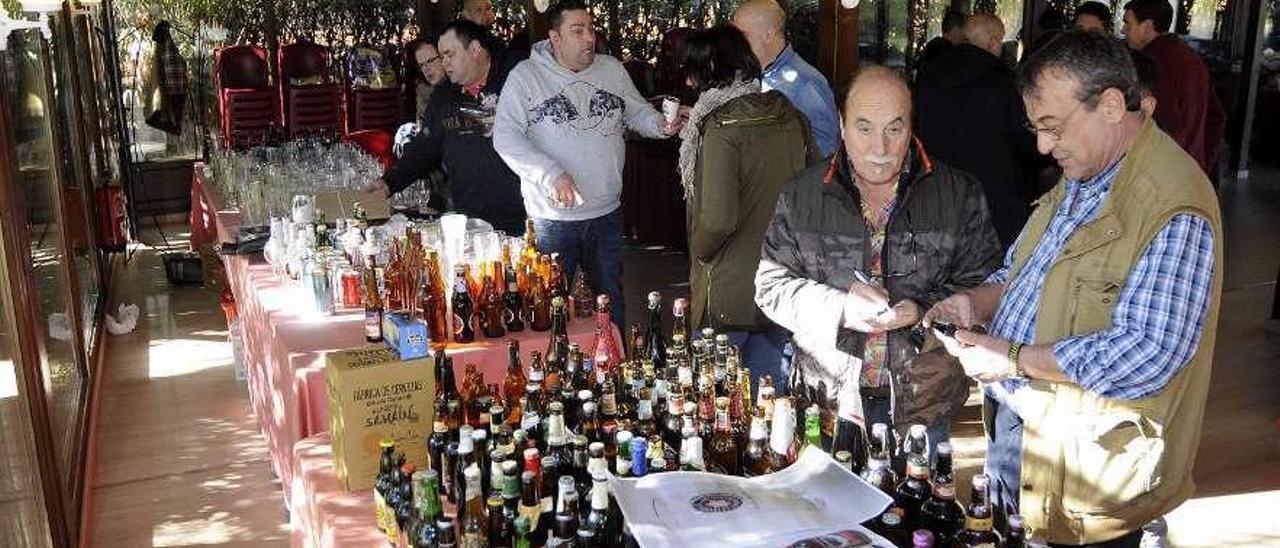 Encuentro de coleccionistas de marcas de cerveza en una casa rural de Silleda. // Bernabé/Javier Lalín