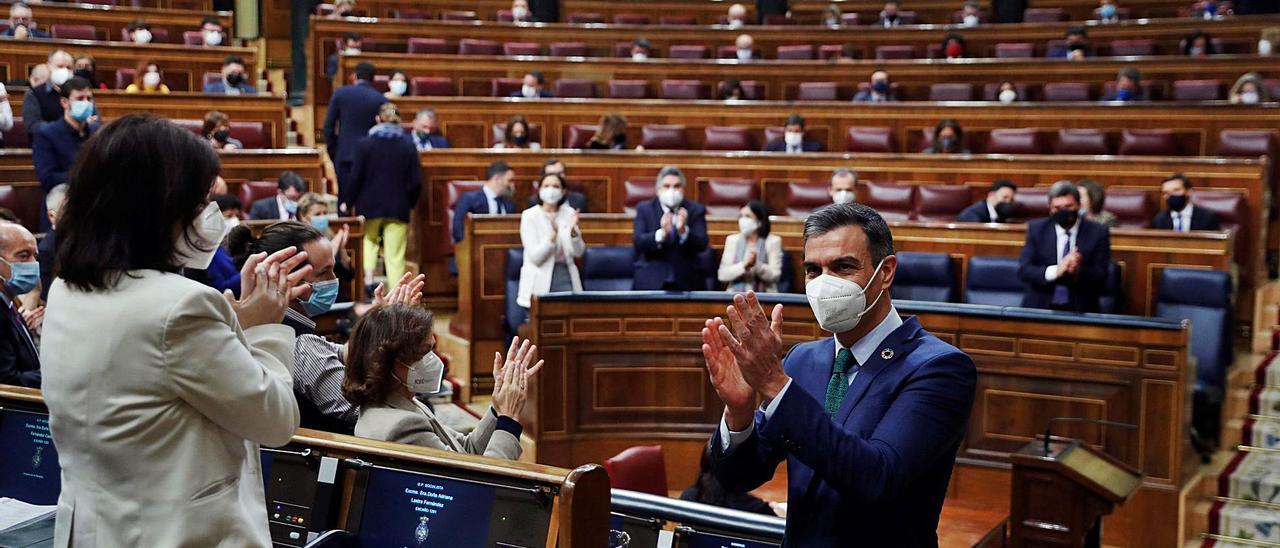 El presidente Pedro Sánchez  es aplaudido por los miembros del Gobierno tras su intervención ayer en el Congreso de los Diputados .