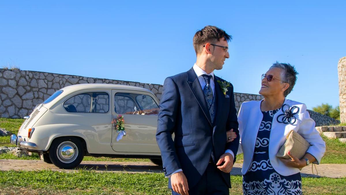Set Ordás y su madre Nelli Somoano, con el Seat 600, el día de la boda del primero.