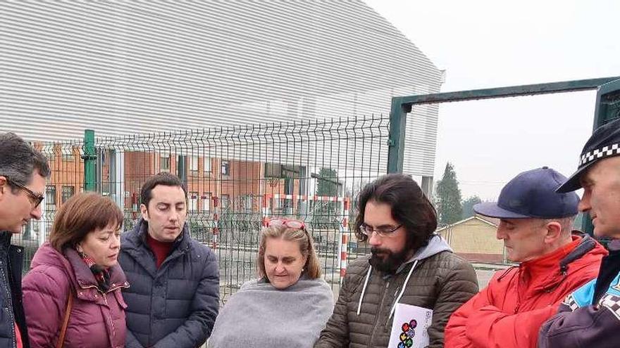 Un momento de la reunión en el patio del centro.