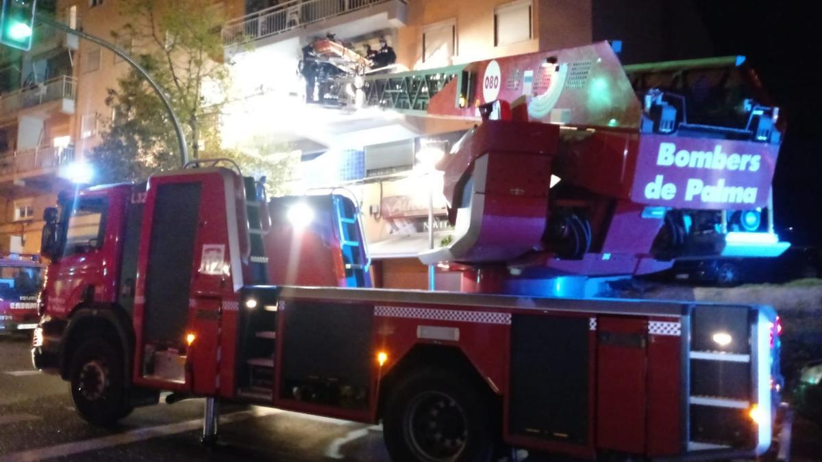 Los bomberos rescatan por un balcón a una persona obesa que se desmayó en Palma