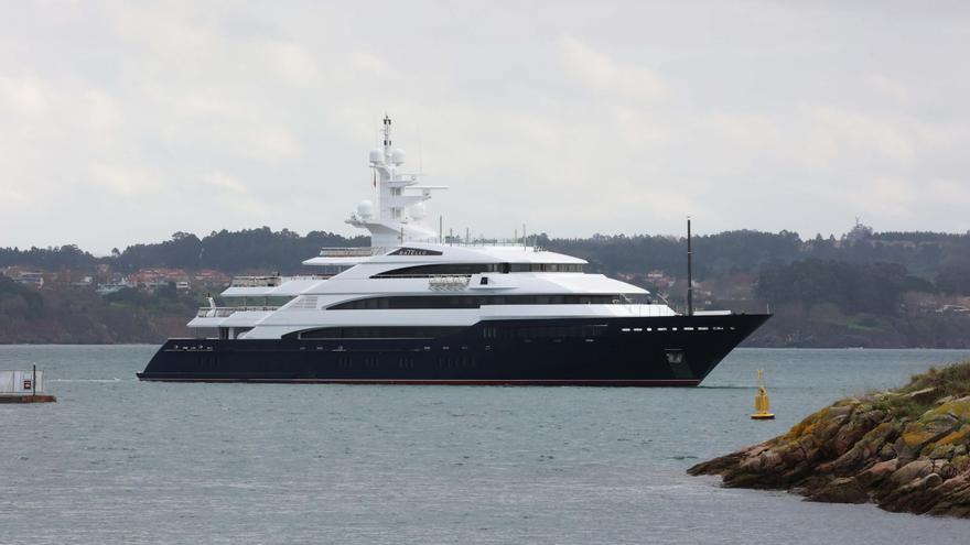 El superyate de 80 metros de eslora de un magnate estadounidense recala en el puerto de A Coruña