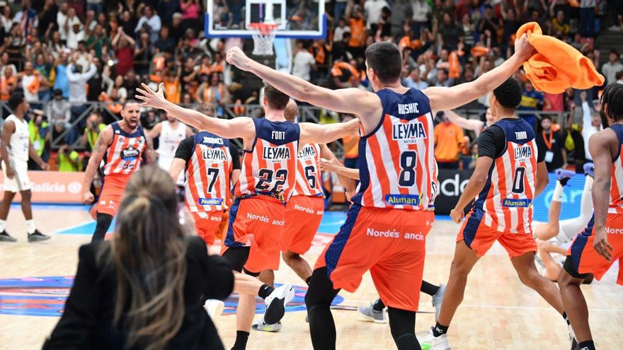 Los jugadores del Leyma corren a abrazar a Barrueta en el final del partido contra el Real Madrid.