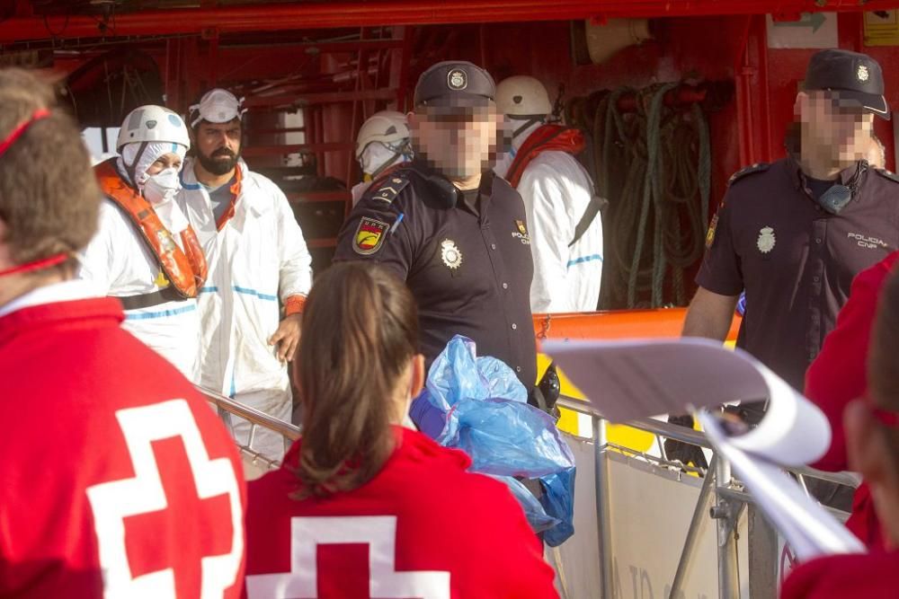 Llegada al puerto de Cartagena de los inmigrantes rescatados en el mar