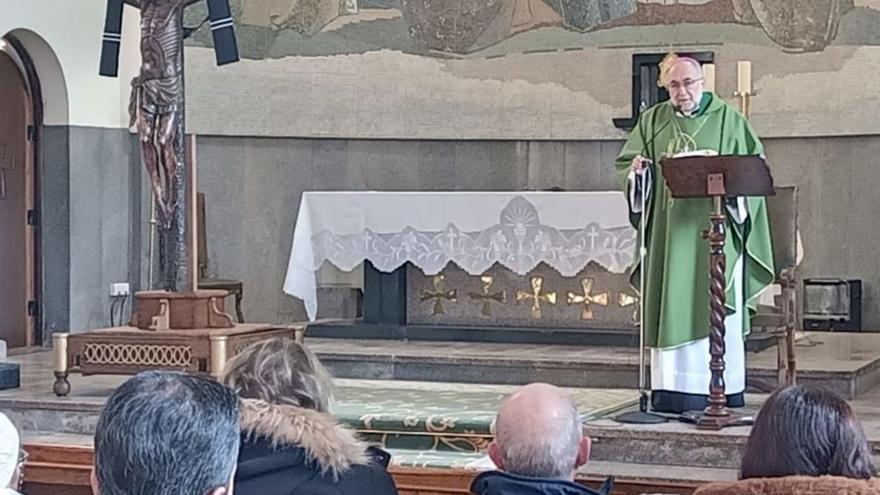 Sanz Montes, ayer, durante la misa en la iglesia de Turón. | D. M.