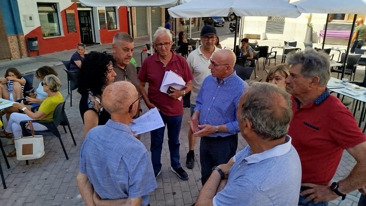 La alcaldesa de Tavernes atiende a Cristóbal Aguado y a un grupo de agricultores y agricultoras del municipio