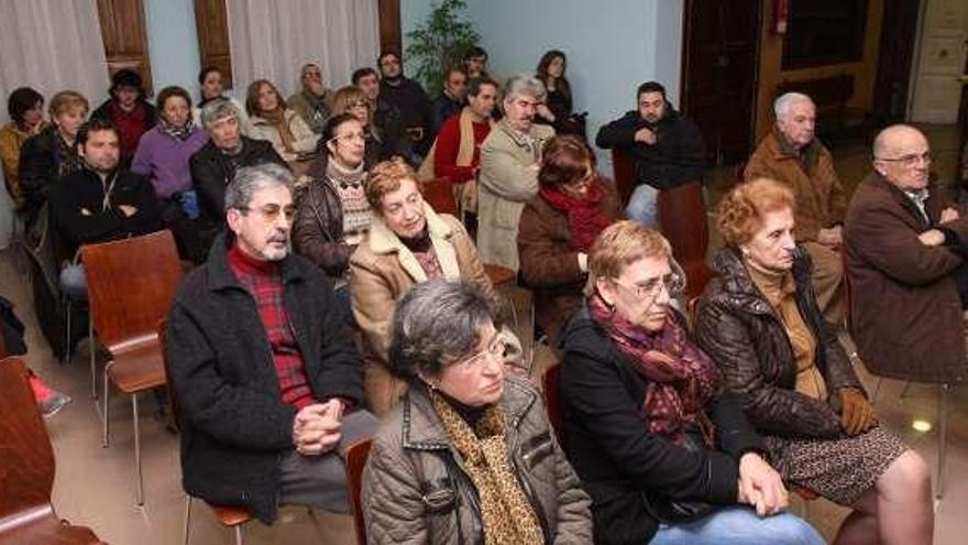 Asistentes a la charla sobre sanidad pública.  //  Muñiz