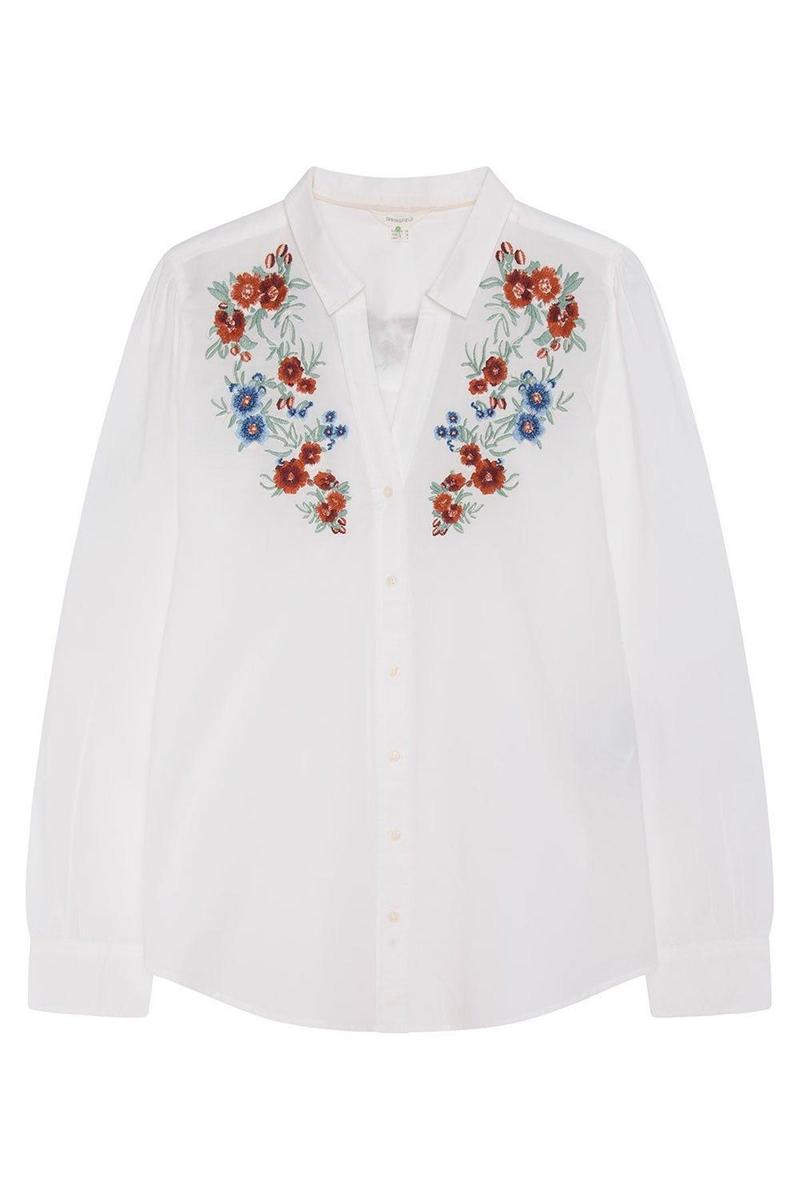 Blusa blanca con flores bordadas de Springfield. (Precio: 25,99 euros. Precio rebajado: 19,99 euros)