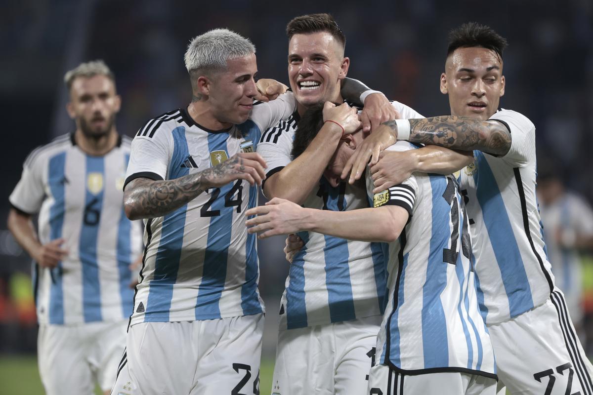 Leo Messi, felicitado por sus compañeros.