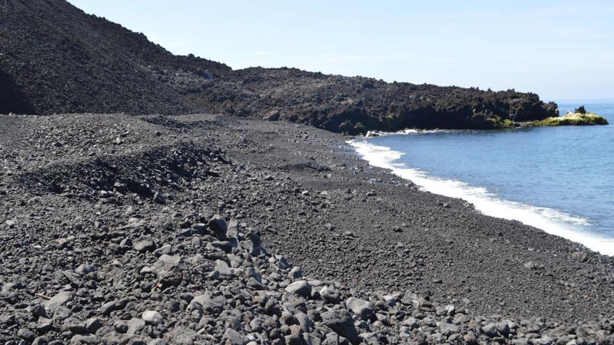 Una de las 14 playas que se han formado en el delta lávico de La Palma. / EL DÍA