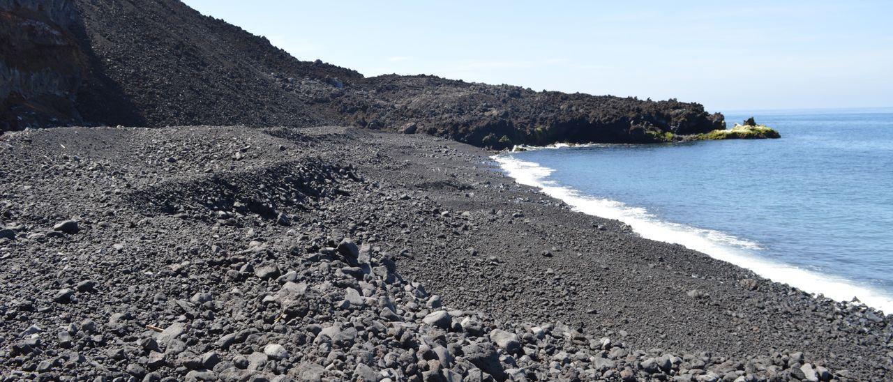 Una de las 14 playas que se han formado en el delta lávico de La Palma. / EL DÍA