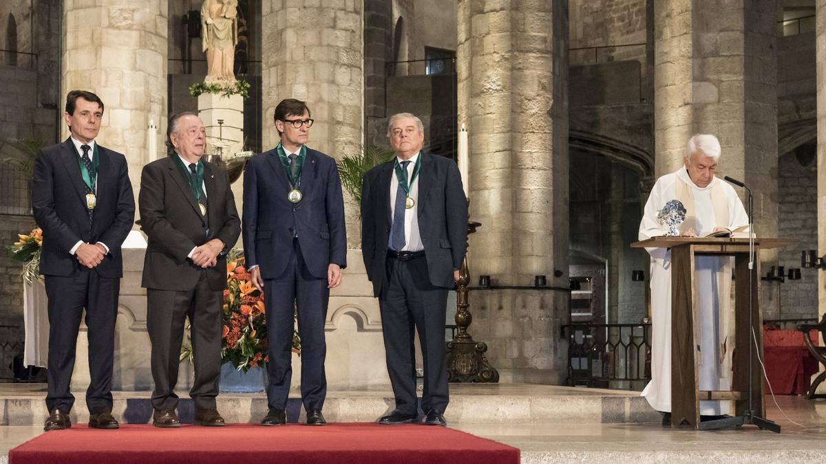 El CEO de Olis Bargalló, Frances Bargalló, junto al presidente de honor de la cofradía, Josep Maria Bargalló, el president Salvador Illa, el doctor y presidente de la Cofradia, Andrés Clarós, y el capellán Salvador Pié