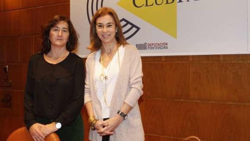 Carmen Posadas, que fue presentada en enero por Lucía Trillo (i.). Habló del XVIII como &quot;el siglo de las mujeres ilustradas&quot;, centrándose en Cayetana de Alba, musa de Goya y protagonista de su última novela.
| josé lores