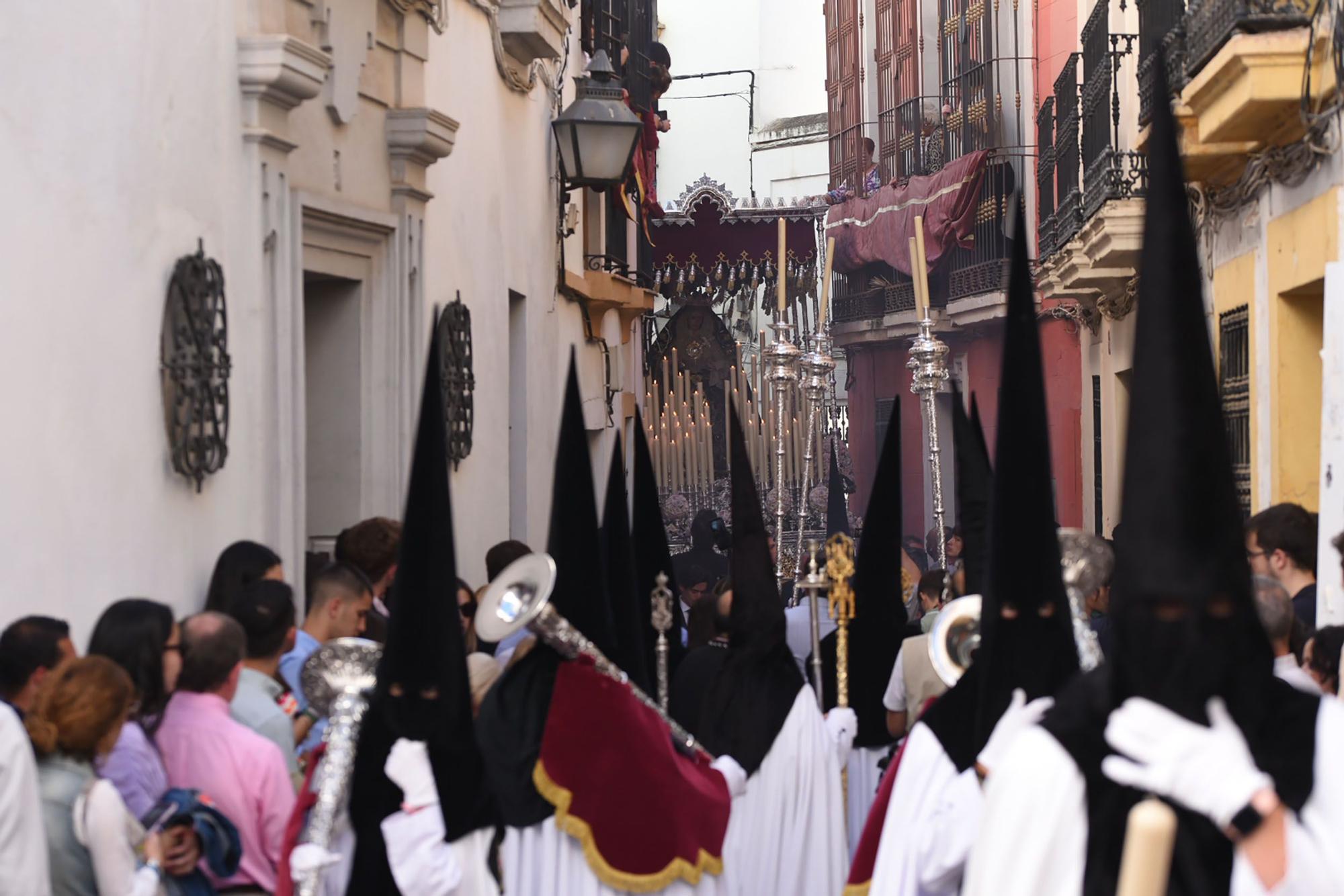 La hermandad del Perdón serpentea camino de la Catedral