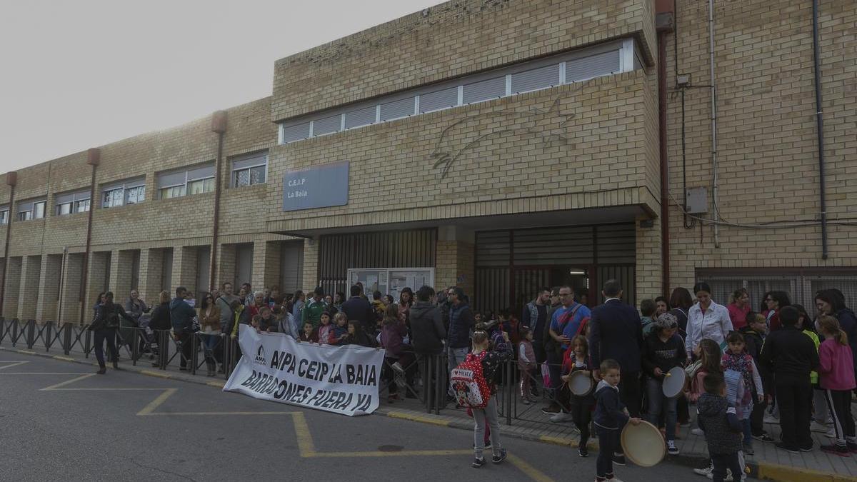 Protesta en el colegio La Baia hace tres años para reclamar la ampliación.